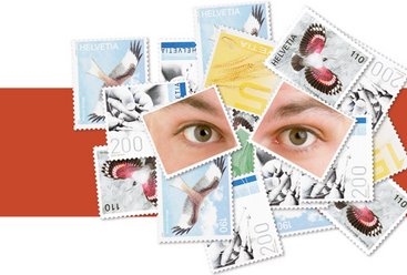 Aufgeschichtete unterschiedliche Briefmarken, mit denen ein Gesicht mit Augen geformt wird. 